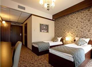 Отель Hotel-Restauracja Platan Хшанув Двухместный номер с 1 кроватью или 2 отдельными кроватями-3